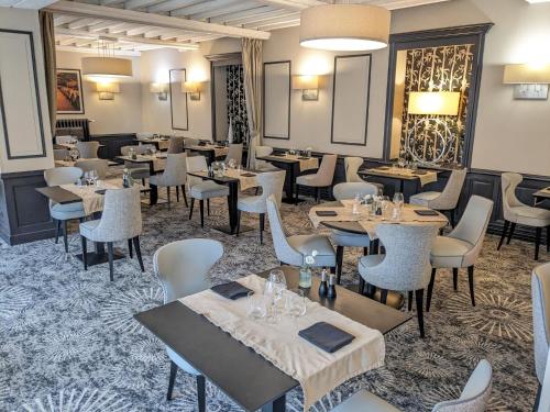 贝叶里昂多尔餐厅酒店的一间在房间内配有桌椅的餐厅
