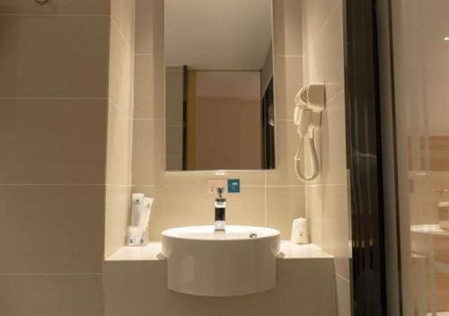 City Comfort Inn Baise Xilin Time Square的浴室设有白色水槽和镜子