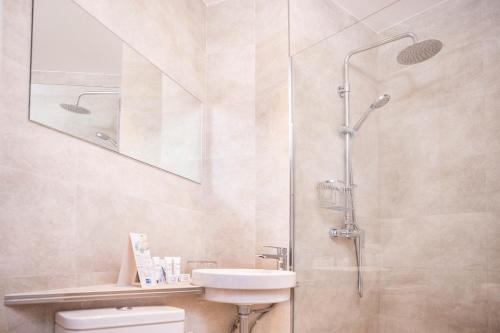 托罗埃利亚-德蒙特格里RVHotels GR92的带淋浴、卫生间和盥洗盆的浴室