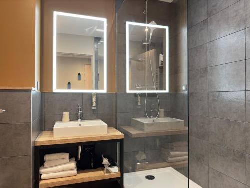 圣让德莫里耶讷Best Western Hotel Coeur de Maurienne的一间带水槽和镜子的浴室