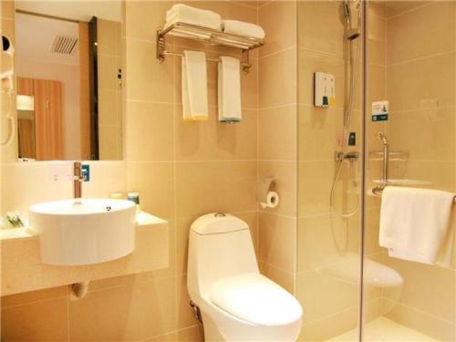 黄石City Comfort Inn Huangshi Wanda Plaza Huashan Road的浴室配有卫生间、盥洗盆和淋浴。
