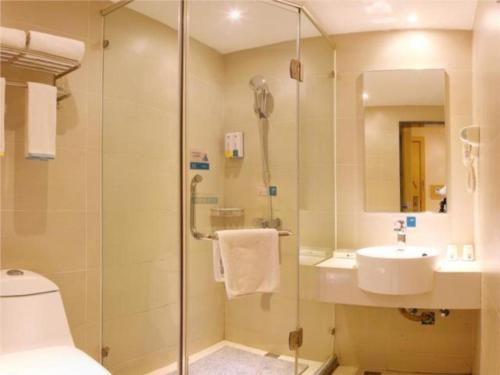 贵阳City Comfort Inn Guiyang Jiefang Road Hongtongcheng的带淋浴和盥洗盆的浴室