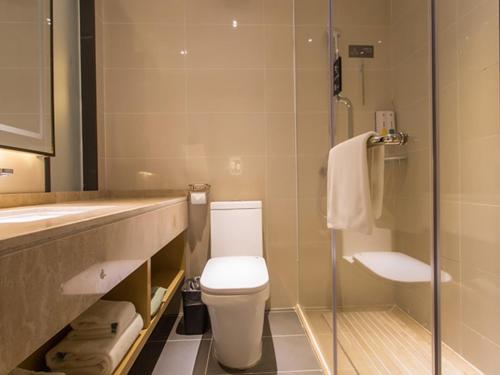 百色City Comfort Inn Baise High Speed Railway Station的一间带卫生间和玻璃淋浴间的浴室
