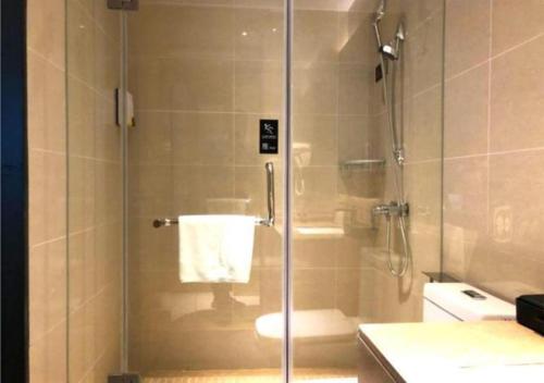 鄂州City Comfort Inn Ezhou Hengda的浴室设有玻璃淋浴间和卫生间