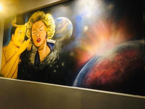 南府Nanloftroom Airport的墙上一幅女人和男人的画