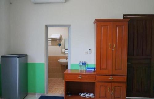 丹戎潘丹Hotel Meigah的一间带木制橱柜和水槽的浴室