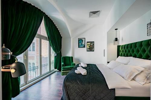 布达佩斯Celine Residence Luxury的一间卧室设有一张大床和一个大窗户