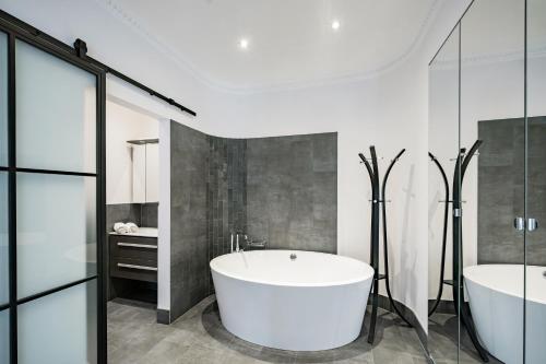 布达佩斯Celine Residence Luxury的浴室配有两个盥洗盆和浴缸。