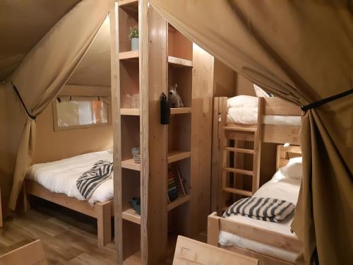 木洛希尼Easyatent Camping Cikat的帐篷内带双层床的房间