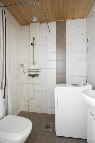 赫尔辛基Kotimaailma Apartments Kamppi - 1BR for 3 persons的带淋浴、卫生间和盥洗盆的浴室