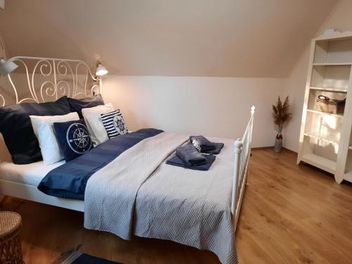 包道乔尼托毛伊Villa Prima Wellness Badacsony的一间卧室配有一张带蓝色和白色枕头的床