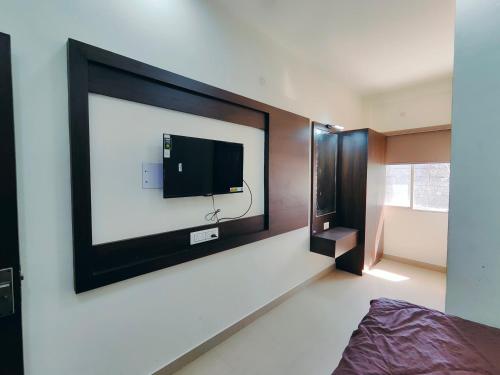 普杰Hotel Heritage Palace的卧室配有壁挂式平面电视。