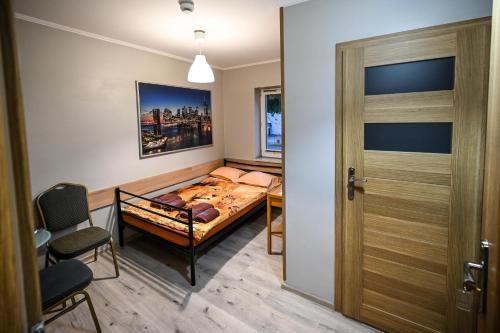 拉多姆Hostel CENTRUM的一间小卧室,配有一张床和一扇门