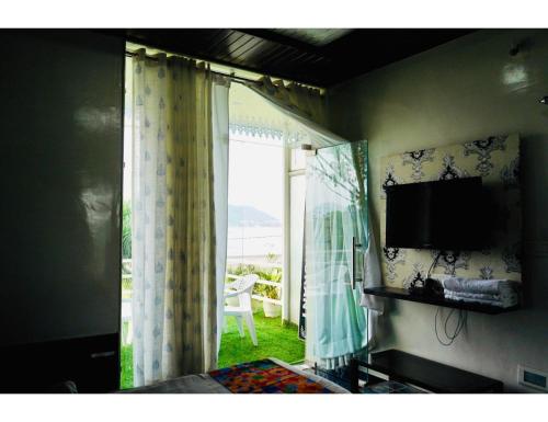 乌代浦Hotel Everest International,Udaipur的客房设有电视和美景窗户。