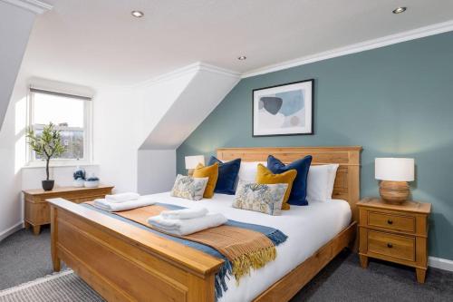 斯特灵The Stirling Townhouse的一间卧室配有一张带蓝色墙壁的大床