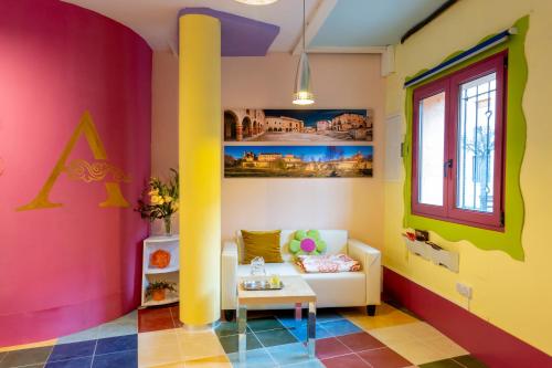 锡古恩萨Arévacon的客厅拥有色彩缤纷的墙壁和沙发