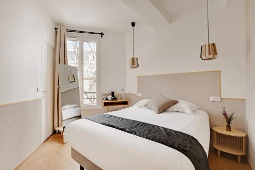 巴黎Maison Urbaine的白色的卧室设有床和窗户