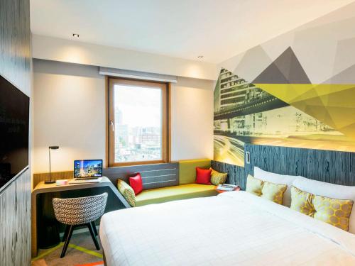 首尔首尔江南大使宜必思尚品酒店的配有一张床和一张书桌的酒店客房