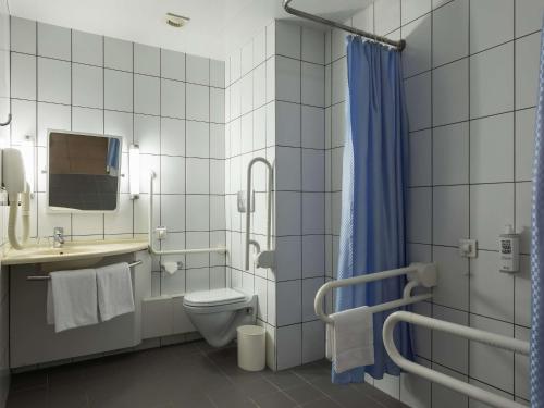 萨马拉萨马拉宜必思酒店的一间带卫生间、水槽和镜子的浴室