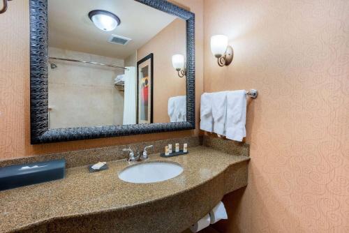 双子瀑布拉昆塔双瀑套房酒店的一间带水槽和镜子的浴室
