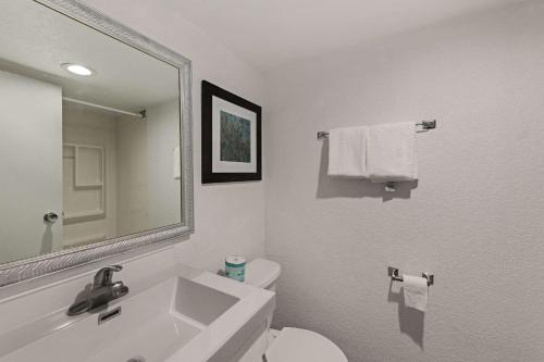 康瑟尔布拉夫斯Quality Inn & Suites near I-480 and I-29的一间带水槽、卫生间和镜子的浴室