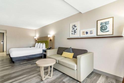 亚特兰大亚特兰大机场江山旅馆的酒店客房设有一张沙发和一张床