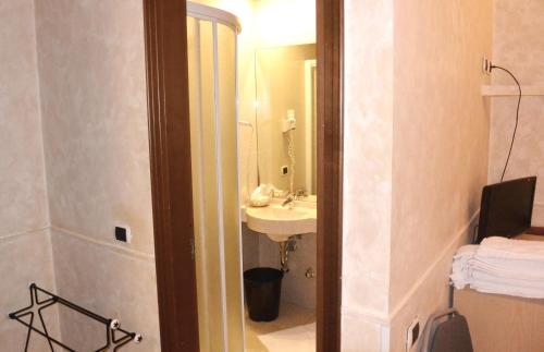 米兰奈图尔诺酒店的一间带水槽和镜子的浴室