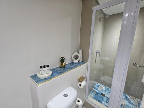 德班Glorystar The Millennial Umhlanga的浴室配有白色卫生间和淋浴。