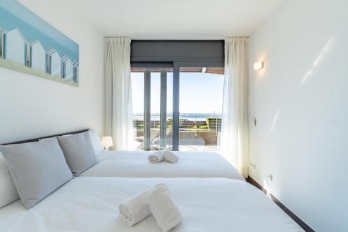 罗萨斯NC APARTMENTS 201 Moli Blau - 4 pax的卧室配有白色的床和大窗户