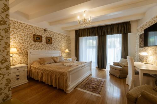 卢布尔雅那奥勒格酒店的一间卧室配有一张床、一张桌子和一张沙发