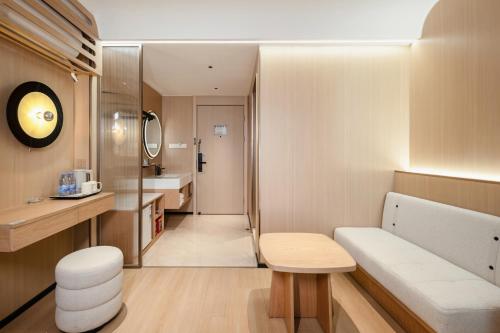 宝安瑞希酒店(深圳宝安国际机场店)的一间带长凳和水槽的小浴室