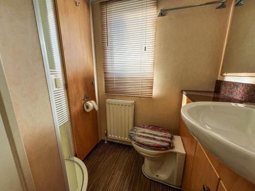 亨斯坦顿Great Caravan For Hire With Pond Views At Manor Park Holiday Park Ref 23228k的一间带卫生间和水槽的浴室