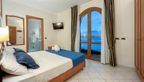 皮雅诺迪索伦托HR Hotel & Spa的一间卧室设有一张床,享有海景