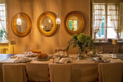 卢卡露坎达圣特阿戈斯蒂诺酒店的用餐室配有带食物盘和镜子的桌子