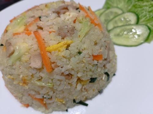努沃勒埃利耶Hakuna Matata的一块米饭,上面有胡萝卜、蔬菜和黄瓜