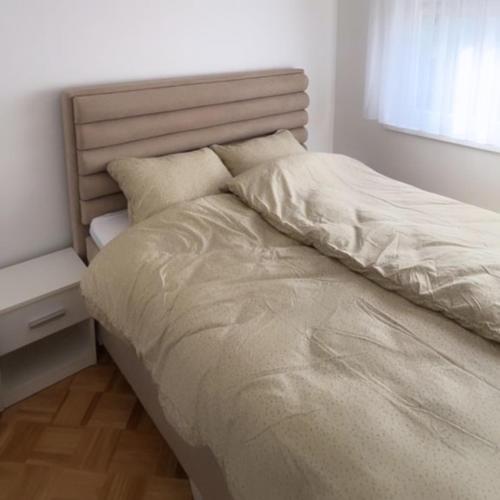ŽiviniceZARA Apartman Živinice的一间卧室配有一张大床和床头柜