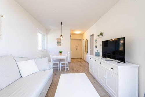 滨海圣波尔Hauzify I Apartaments Can Pi的带沙发和电视的白色客厅