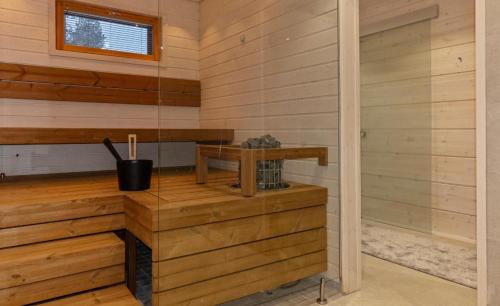 伊纳利Villa Paadari的一个带长凳和窗户的桑拿浴室
