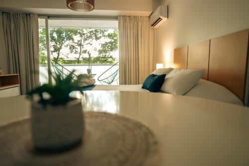 布宜诺斯艾利斯Sucre Suites的酒店客房设有床和窗户。