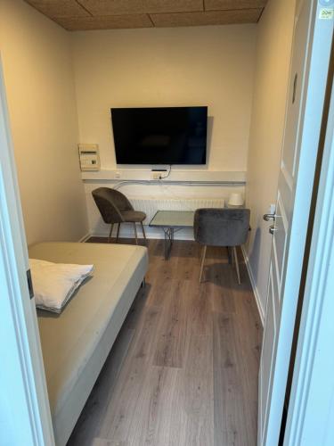 奥尔堡Italian Rooms 10的客房设有1张床、1张办公桌和1台电视。