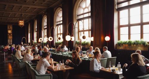 哥德堡克拉丽奥保斯特酒店的一群坐在餐厅桌子上的人