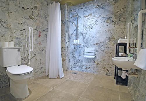 梅奥Moy Hotel的一间带卫生间和水槽的浴室