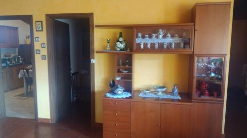 特乌拉达Casa vacanza Il Podere的一间设有木柜的房间,里面装有花瓶