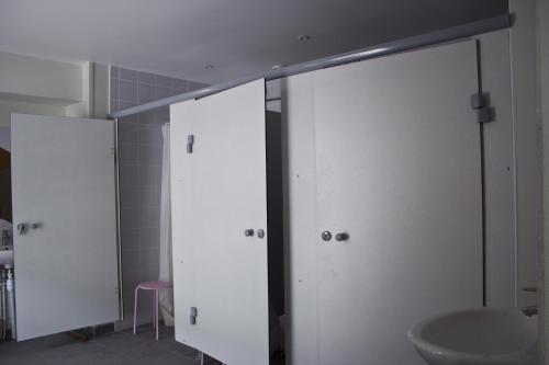 La Chapelle-la-ReineFontaineblhostel hostel & camping near Fontainebleau的浴室设有2扇白色门和水槽