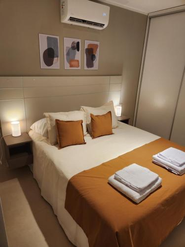 波萨达斯Costanera Vista的一间卧室配有一张大床和毛巾