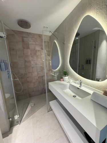 特拉维夫Allenbeach TLV- apart Hotel- Adults only的一间带水槽和镜子的浴室