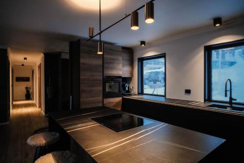 塞济斯菲厄泽Botnahlid Villa的厨房配有黑色柜台和水槽