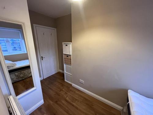 都柏林Riverside South Dublin City 2 bedroom的小房间设有一张床和一个小衣柜