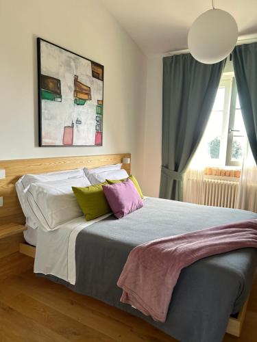 拉蒂纳Casale Appia的一间卧室配有一张大床和两个枕头