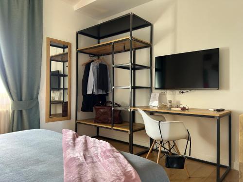 拉蒂纳Casale Appia的一间卧室配有一张床和一张书桌及电视